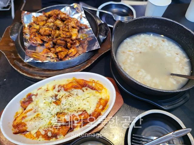 신촌 홍초불닭 본점 연인세트A: 불닭+누룽지탕+치즈양념떡 (가격: 27,000원)